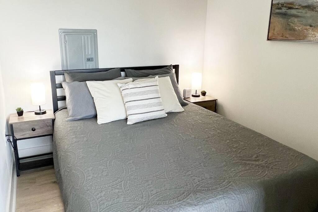 Studio Apartment, Queen Bed, Wifi, Kitchen, Washer & Dryer In Charlotte Exteriör bild