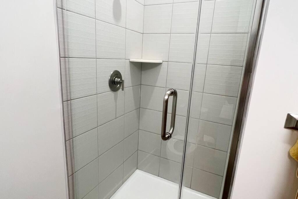 Studio Apartment, Queen Bed, Wifi, Kitchen, Washer & Dryer In Charlotte Exteriör bild