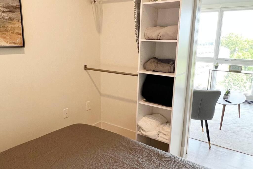 Studio Apartment, Queen Bed, Wifi, Kitchen, Washer & Dryer In Charlotte Exteriör bild