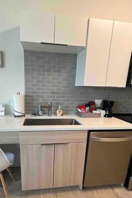 Studio Apartment, Queen Bed, Wifi, Kitchen, Washer & Dryer In Charlotte Exteriör bild